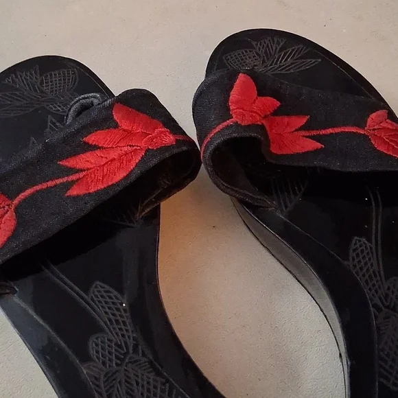 Amazing Giorgio ARMANI Signed Black and Red Women's SANDALS With Red Embroidery - Picture 4 of 5